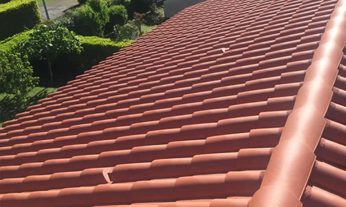 POURQUOI FAIRE UN NETTOYAGE VOIRE UN DÉMOUSSAGE DE TOITURE ?